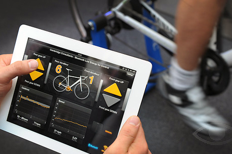 The combination of monitoring and control allows the system to make automatic gear changes under the control of a smart algorithm running on the smartphone.