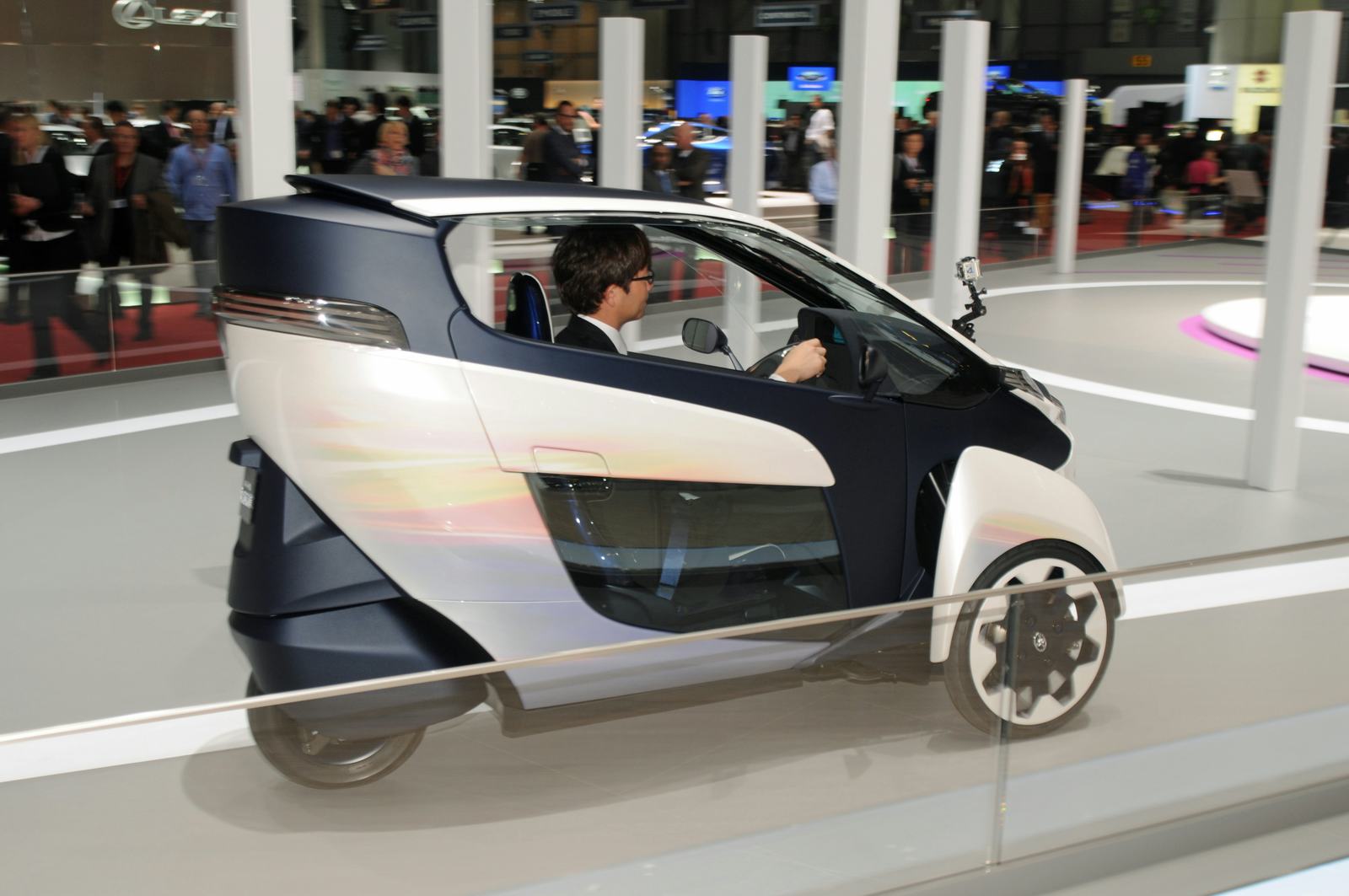 The futuristic Toyota i-Road underlines once more that the boundaries between (powered – electric) two-wheelers and other mobility concepts are steadily fading. - Photos Rob van Ginneken
