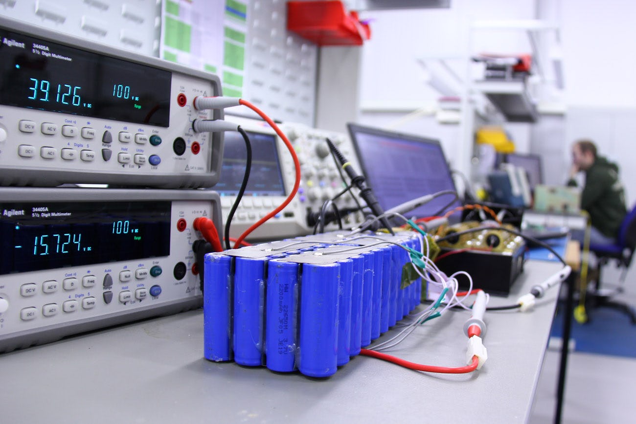 TWS(Technology with Spirit) 提供廣泛的電池選擇方案：電池組、可充性鋰電池、電池管理系統(BMS)和電動交通車輛的電池。