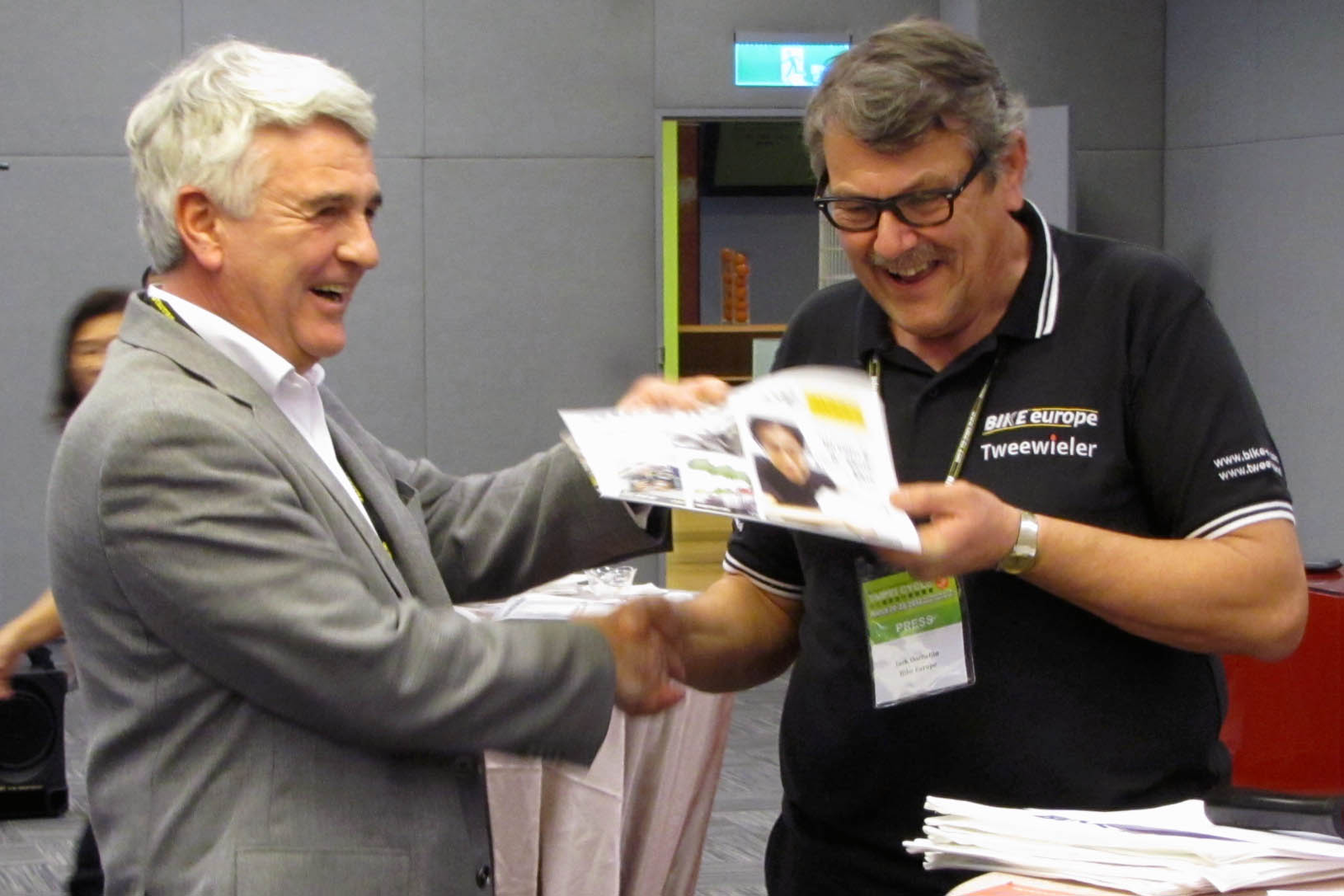 Editor in chief Jack Oortwijn (right) presented the completely revamped Bike Europe to Rene Takens, President of the European industry association COLIBI and CEO of Accell Group.