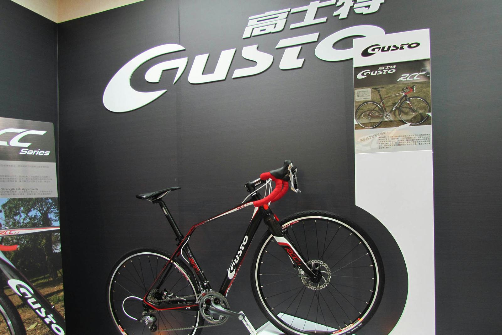 The Gusto mountainbikes and racers have carbon frames that are produced inhouse.