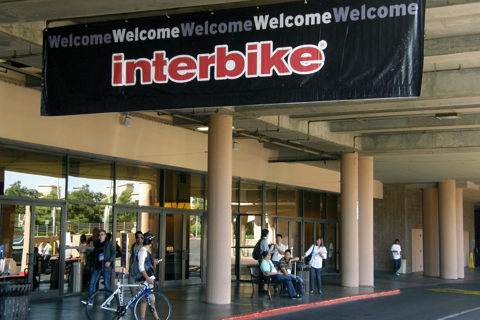 Onex Corp. bought Nielsen Expositions for USD950 million (€725m) with which the investment company became the owner of 65 business-to-business trade shows and conference events including Interbike as well as the US Outdoor Retailer show.