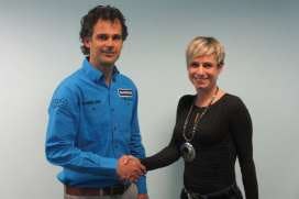 Shimano Benelux MD Erik Naberman shakes hands with Claudia Wasko, Head of Sales and Service at Bosch e-bike systems. - Photo: Shimano/Bosch