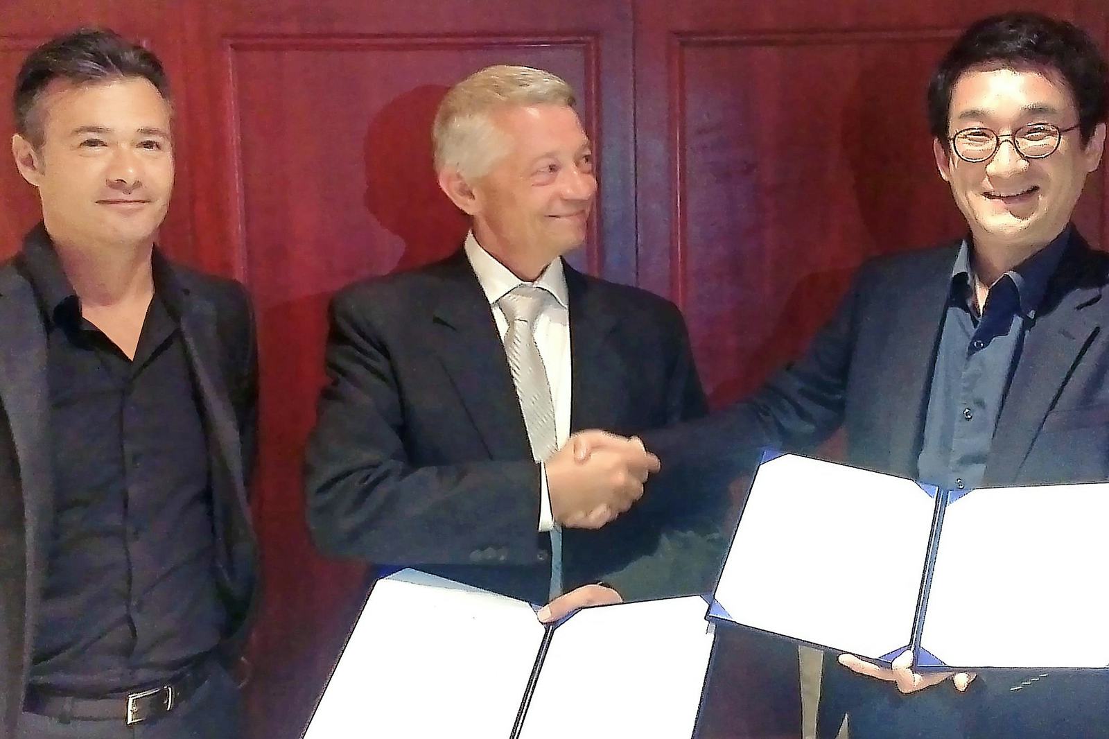 The cooperation between Samsung SDI and Protanium involves the joint development of electric-bicycle battery packs as well production and sales and services with Protanium being the European representative for Samsung SDI e-bike batteries. (from left to right: Brian Hoehl, Lars Munksoe from Protanium and Kiho Hahn, VP Global Sales, Samsung SDI). - Photo Samsung