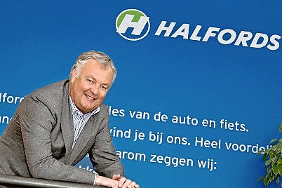 Macintosh零售集團終於在兩年後將慘淡經營的Halfords自行車和自行車與汽車零配件的零售連鎖公司賣給了Halfords董事總經理Peter-Jan Stormmesand。 - Photo Macintosh