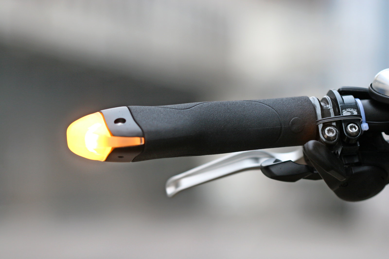 The BlinkerGrips can be installed on all standard bicycle handlebars. - Photo Swiss Small Innovations