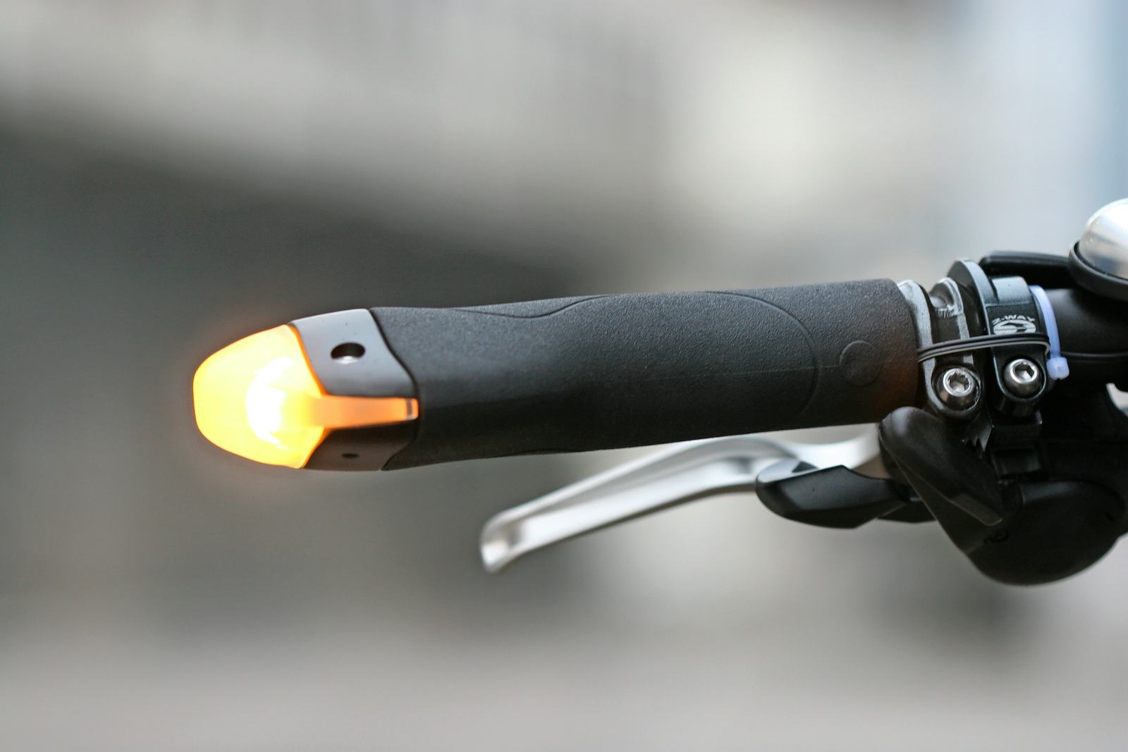The BlinkerGrips can be installed on all standard bicycle handlebars. - Photo Swiss Small Innovations