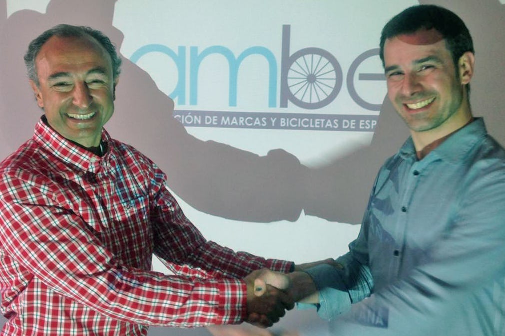 AMBE representatives Ignacio Estellés, President of AMBE and co-founder of Rotor Bike Components (left) and David Toledo, Vice-President and Executive Director at Canyon Spain. - Photo AMBE