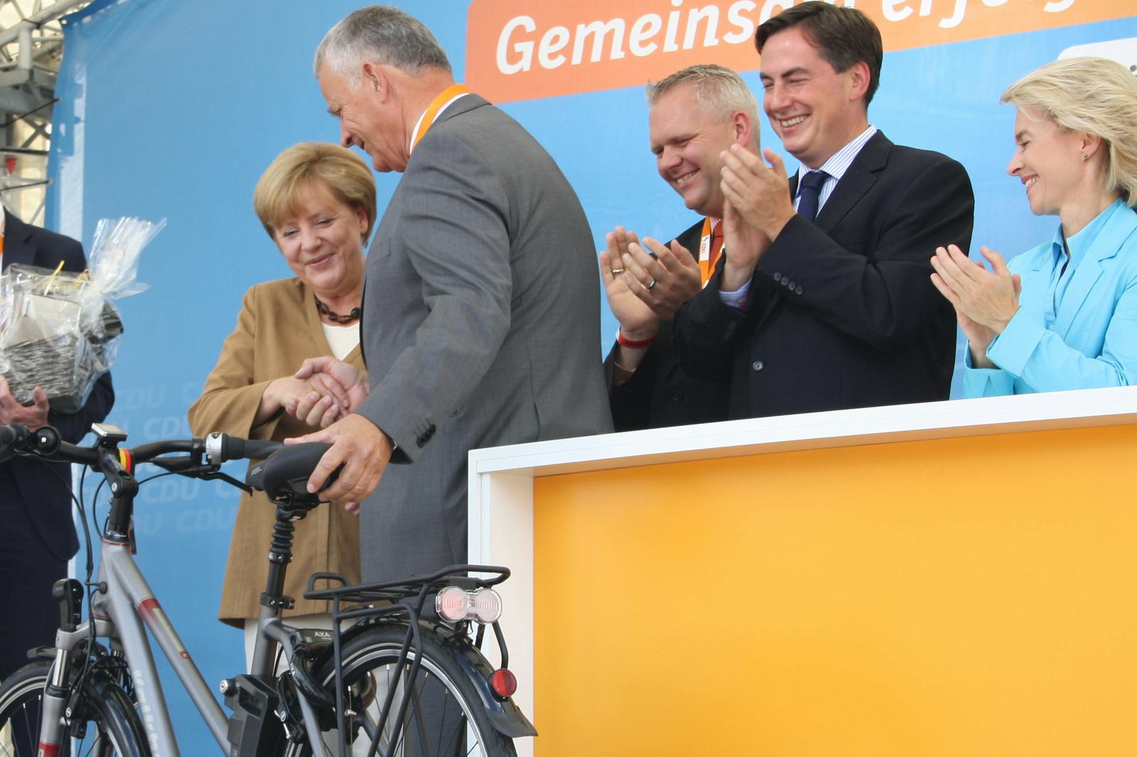District Administrator Hans Eveslage hands over the new chancellery office e-bike to German Chancellor Angela Merkel. – Photo Derby Cycle.