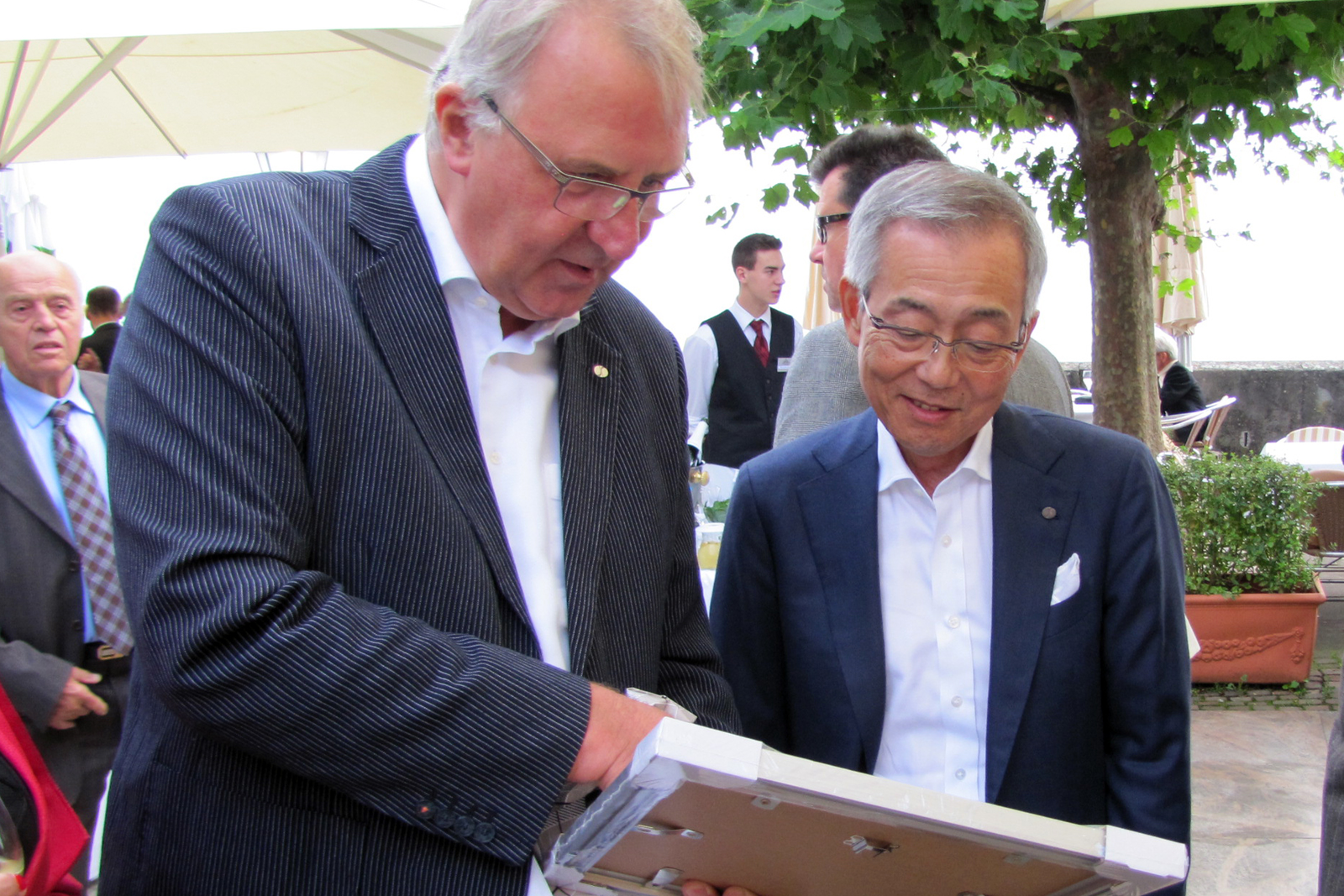 At a farewell party Yozo Shimano (r.), President of Shimano Inc, said to Hans van Vliet, ‘You have contributed tremendously to the development of the company Shimano.’  – Photo Bike Europe