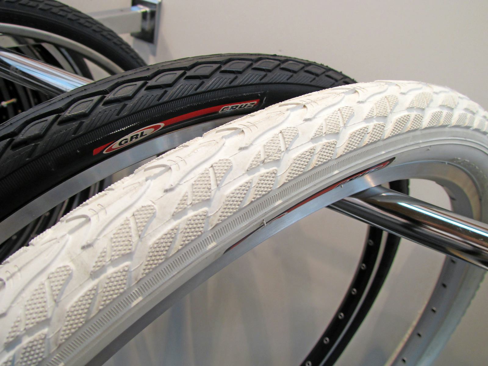 The Govind Rubber line-up also includes Balloon tires as well as multi-color ones. - Photo Bike Europe