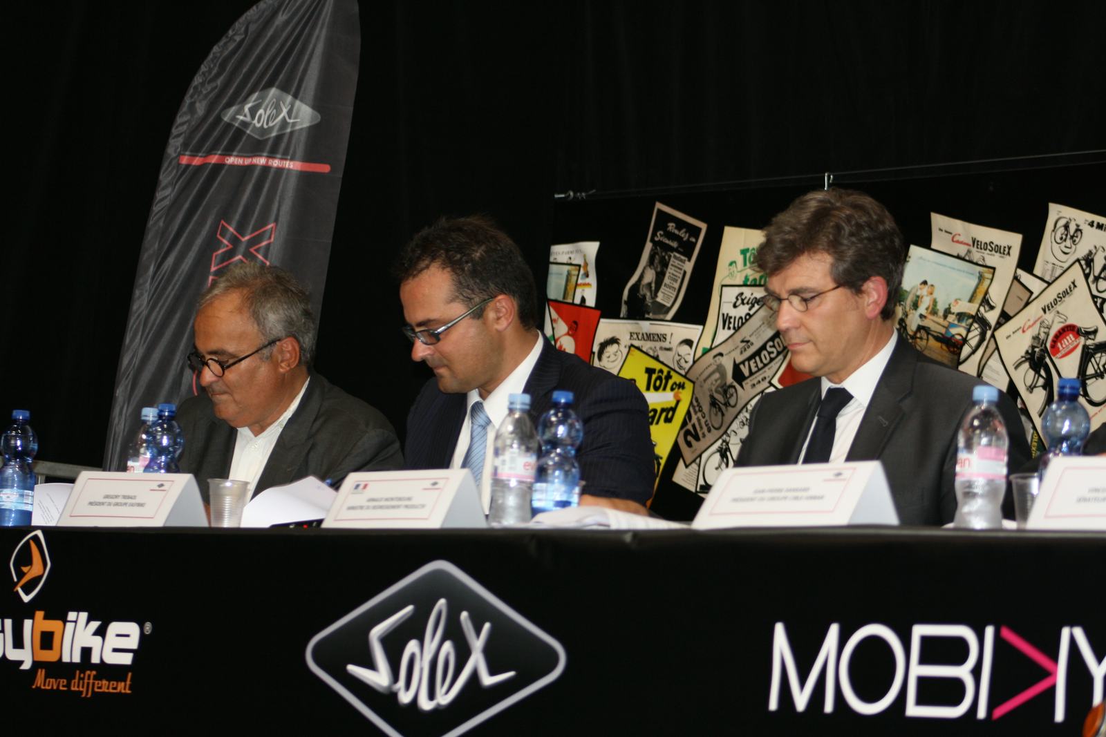 法國產業振興部長Arnaud Montebourg出席在Easybike Group、 Solex和Mobiky宣佈位於Saint- Lô新工廠的活動上。