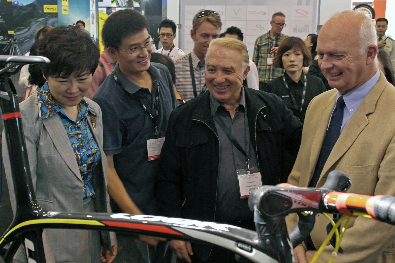Look General Manager Thierry Fournier (right) showing the latest Look bike to Nanjing mayor Ms. Hua (left).- Photo AsiaBike 