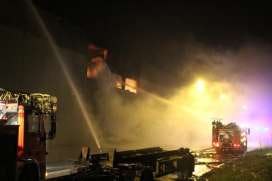 Last night a large fire raged at the warehouse of Belgium bicycle supplier Formula Cycling. – Photo Bike Europe