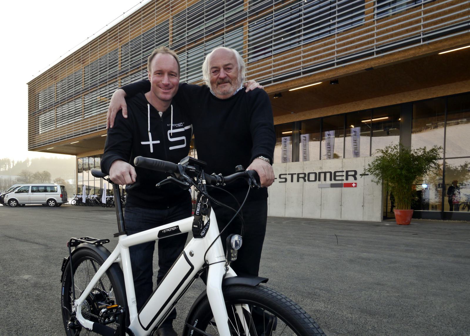 BMC-patron Andy Rihs (r.) with Thomas Binggeli at the opening of the new Stromer plant last spring. – Photo Peter Hummel