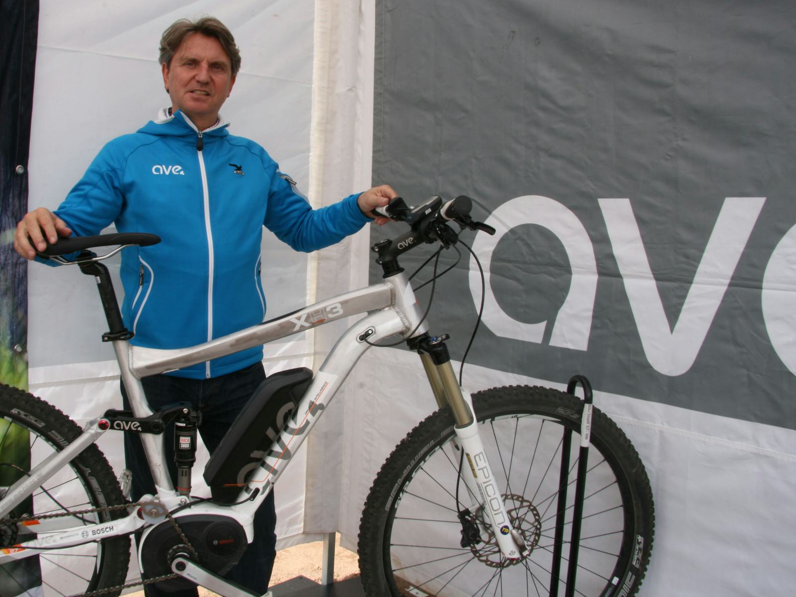 Pictured here is sales manager Berndt Stiller presenting a greatly expanded Ave e-bike range at Eurobike 2013. – Photo Jo Beckendorff