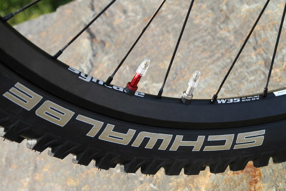 An additional air chamber inside the tire with high air pressure should effectively prevents the tire hitting the edge of the rim. – Photo Schwalbe