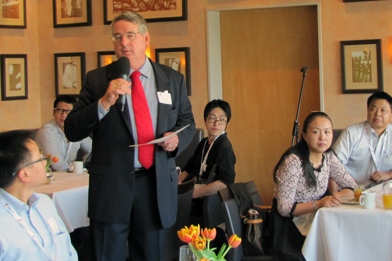 LEVA創辦人與主席Ed Benjamin在前一次LEVA交流晚宴上歡迎貴客的到來。– Photo Bike Europe