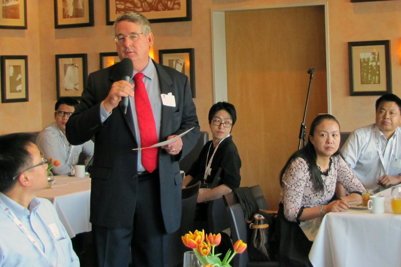 LEVA創辦人與主席Ed Benjamin在前一次LEVA交流晚宴上歡迎貴客的到來。– Photo Bike Europe