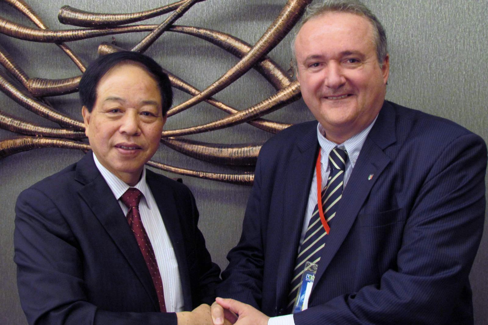 China Bicycle Association Chairman Ma Zhongchao (left) and representative for the EU industry associations COLIBI/COLIPED, Moreno Fioravanti, shake hands on the start of discussions to get to harmonized safety standards for e-bikes on a worldwide scale. – Photo Bike Europe