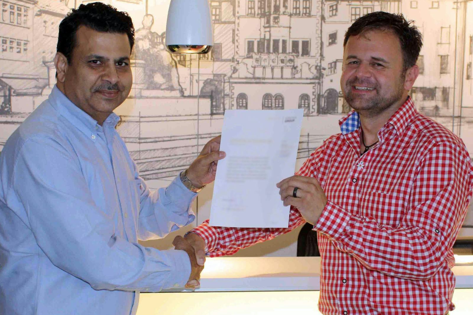 Bernd Lesch (Export Manager) of Winora Group (right) together with Rajesh Kalra, CEO Suncross (Naren International). - Photo Winora