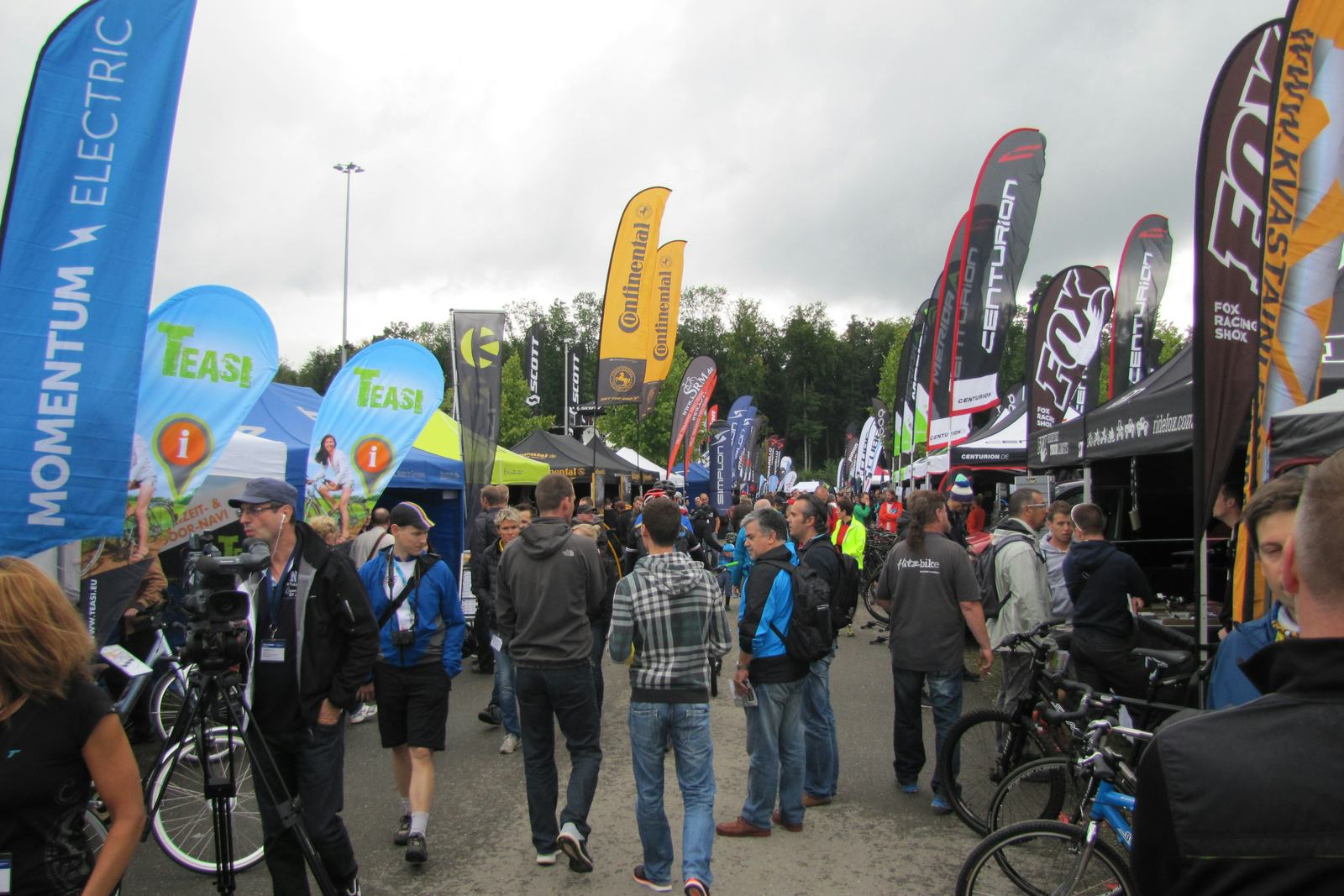 Despite the rainy weather condition a lot of people took the opportunity for a test ride. – Photo Bike Europe