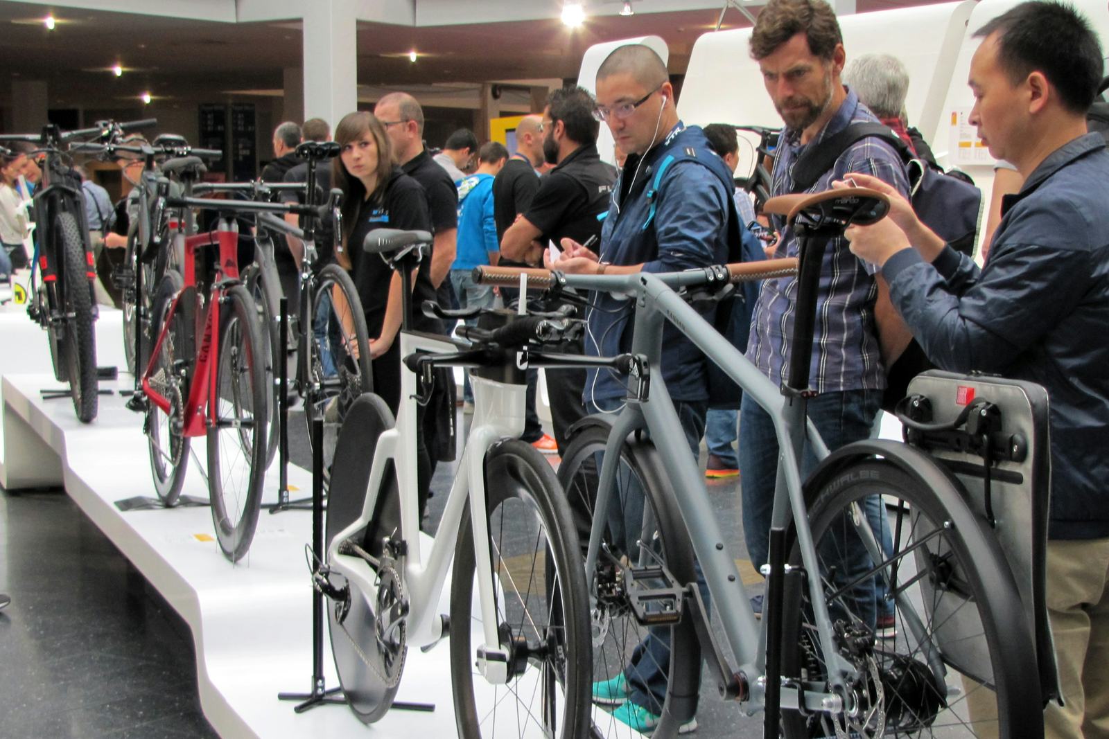 The presentation of the products that got a Eurobike Awards always attracts a lot of spectators at the West Entrance of the Eurobike venue. – Photo Bike Europe