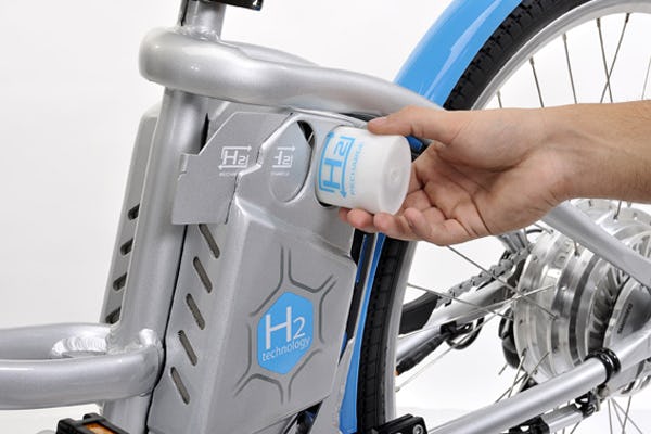 The e-bikes tested by La Poste have a re-useable fuel cell canister that is connected with Li-ion battery. - Photo Cyceurope