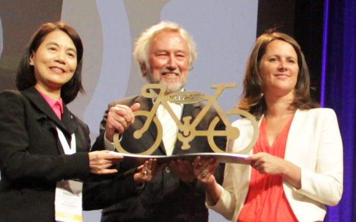 Johanna Rolland, mayor of Nantes (right) and Manfred Neun, ECD President handing over the Velo-city symbol to Chou Lifang, Taipei deputy mayor. Velo-city 2016 takes place in Taipei from February 27 to March 1st 2016. – Photo ECF