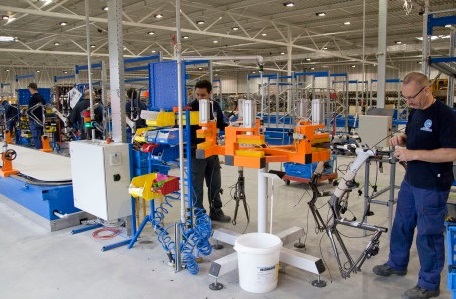 Gazelle’s brand-new assembly hall is spacious with lots of glass for a light and open workspace. - Photo: Jan-Willem Schouten