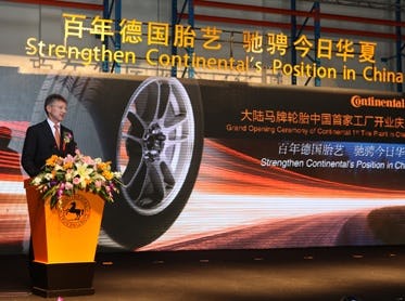 Continental 集團主席Elmar Degenhart於2011年5月出席該企業位於中國合肥的輪胎工廠開工典禮。新投資計畫將使這家工廠的自行車輪胎的年產量由200萬條成長到1300萬條。-Photo Continental