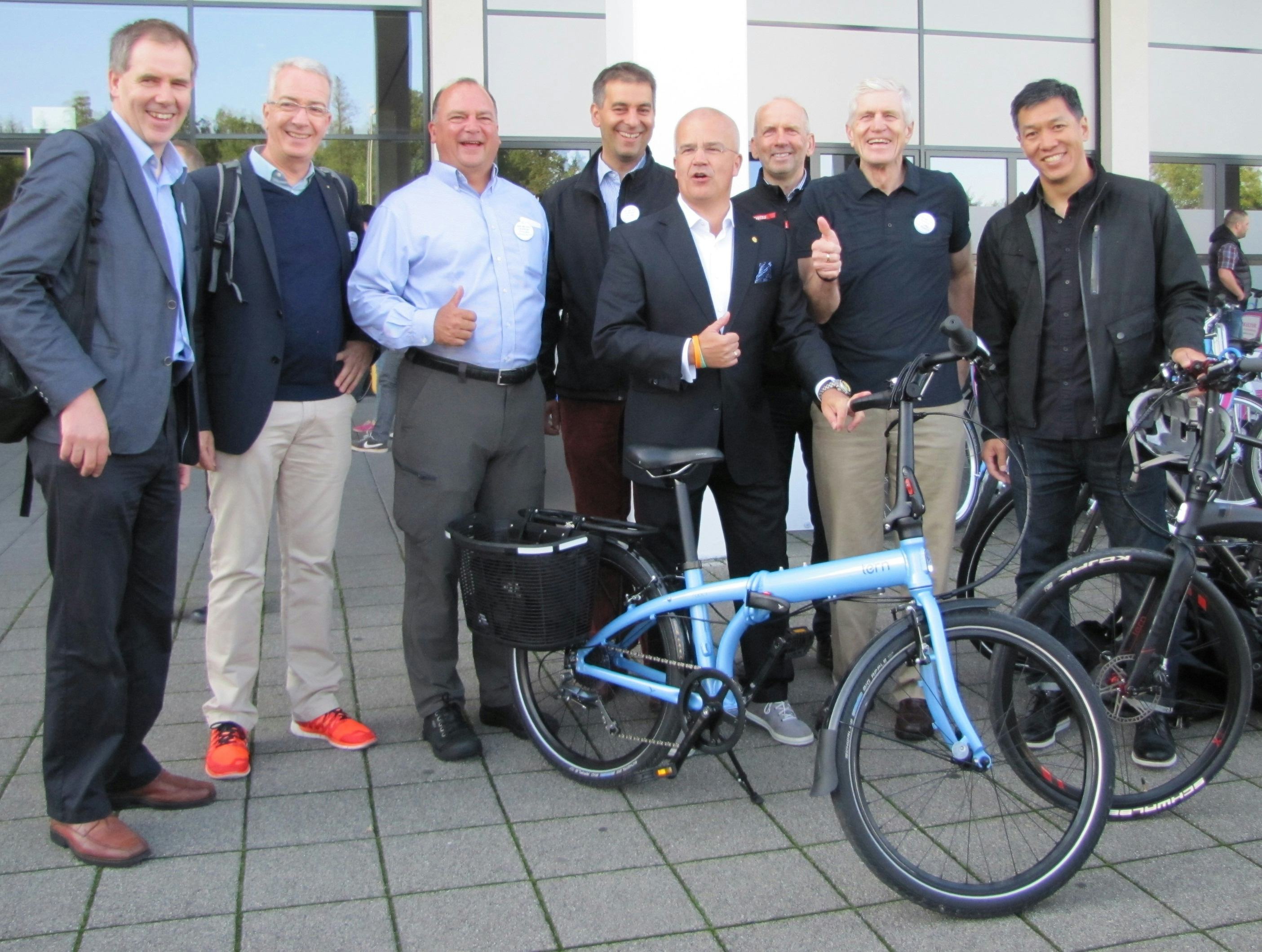 To emphasize the importance of cycling advocacy a group industry leaders cycled to Eurobike this morning. – Photo Bike Europe