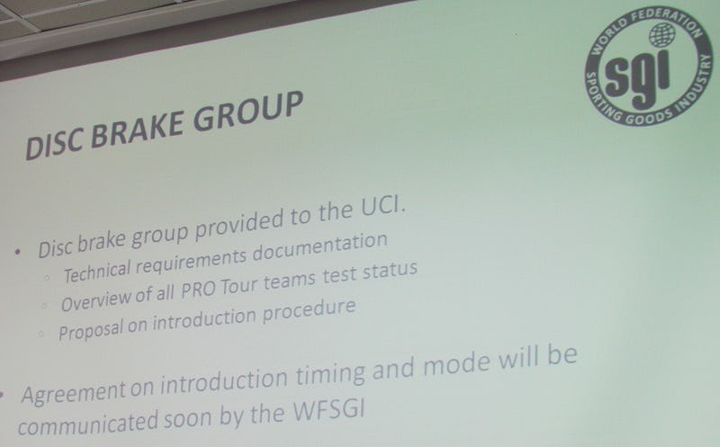 為了達到UCI認證零組件，五個個別的委員會正專注於特定的專案，這些委員會全都是世界運動用品工業聯盟(WFSGI)的一部分。 – Photo Bike Europe