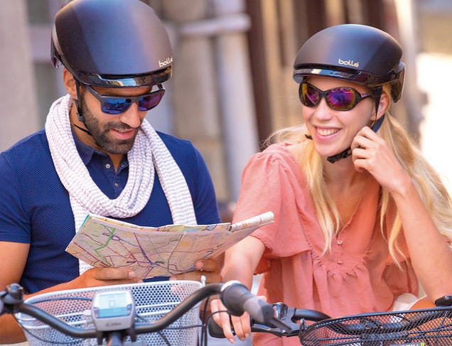 The availability of helmets with a less sportive look might increase the number of commuters who wear a helmet. – Photo Bollé