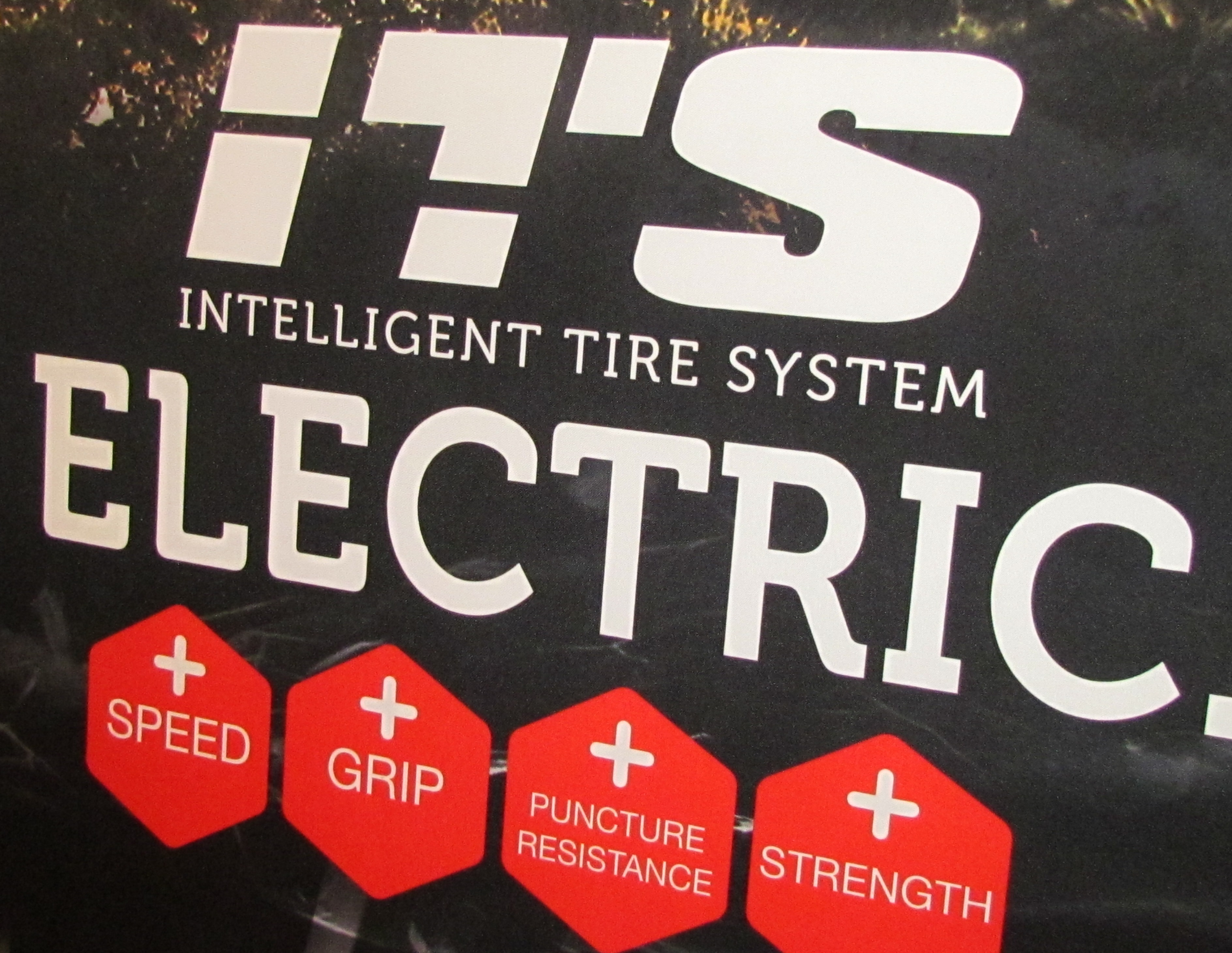 With graphene Vittoria tyres are now intelligent. Rolling straight, the compound is at its hardest for low rolling resistance. When braking or cornering, the compounds soften for more grip. - Photo Bike Europe