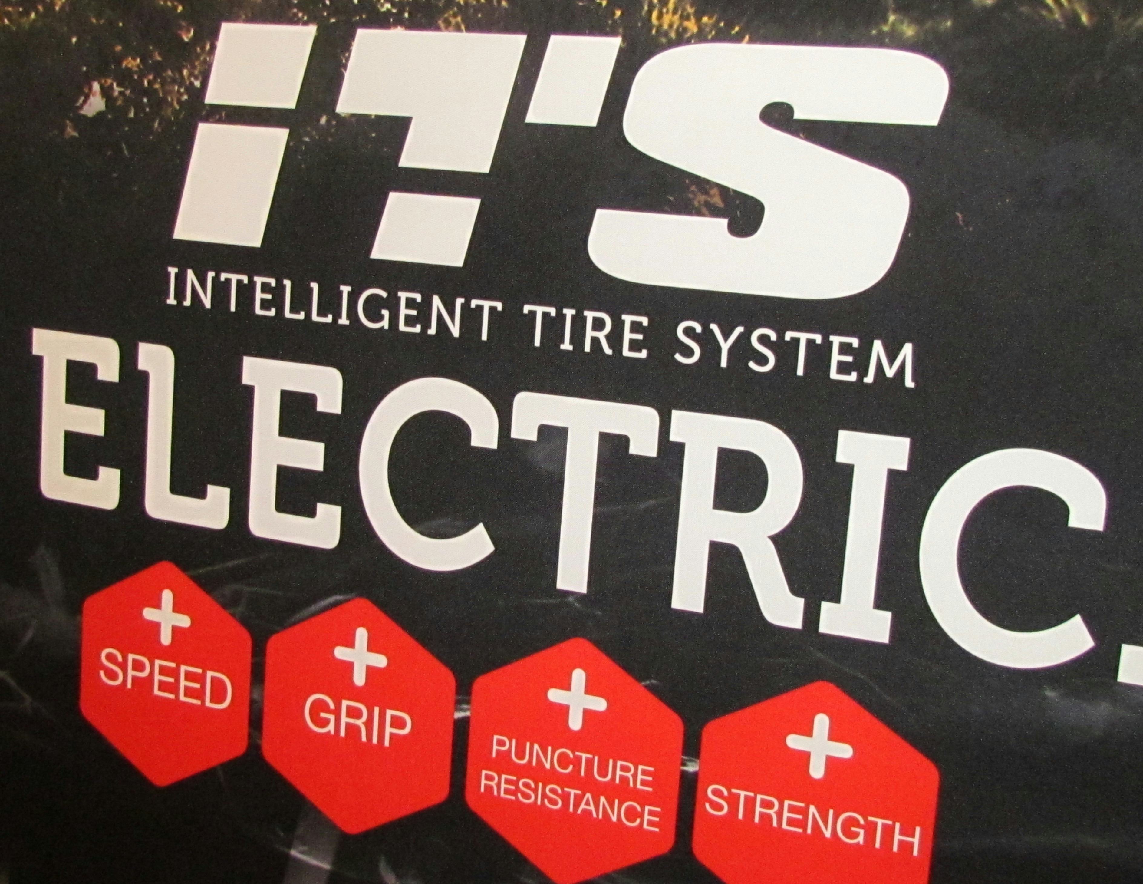 Vittoria輪胎現在因石墨烯而成為智慧型輪胎。當輪胎往前直線滾動時,橡膠處於最硬的狀態,提供較低的滾動阻力。當煞車、加速或是轉彎,化合物會變軟,提供顯著增加的抓地力。- Photo Bike Europe