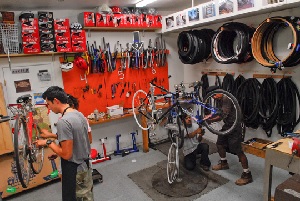 With new regulation in France professional maintenance and repair of bicycles requires no qualification any longer. – Photo Bike Europe