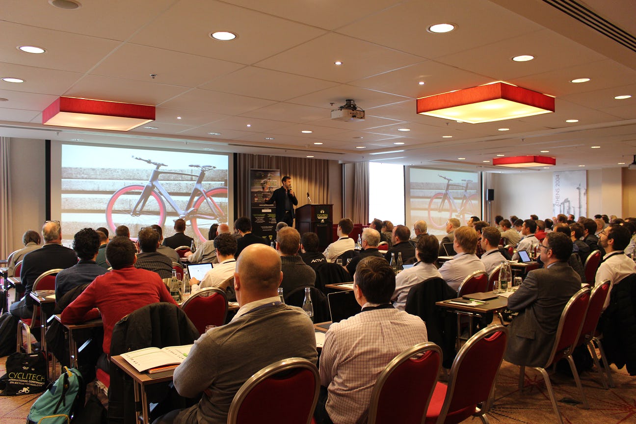 Next to news on UCI disc brake approval also latest developments in frame design restrictions and 6.8kg weight limitation will be presented. – Photo Bike Europe