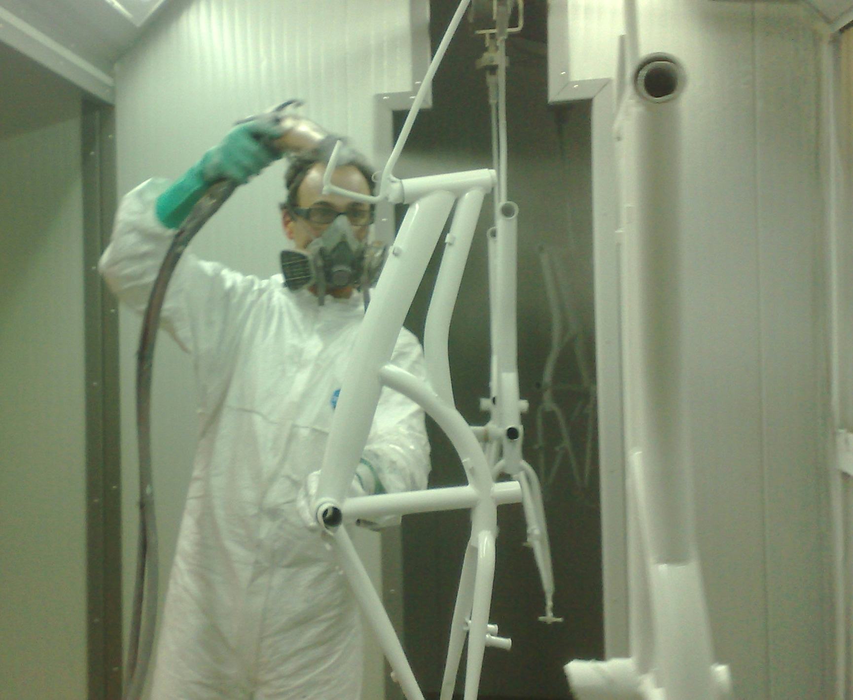 Avantisbike in Bike Valley Portugal operates 3 painting lines. Next to 2 new assembly lines the company is also installing 2 HM wheelbuilding robots. – Photo Bike Europe