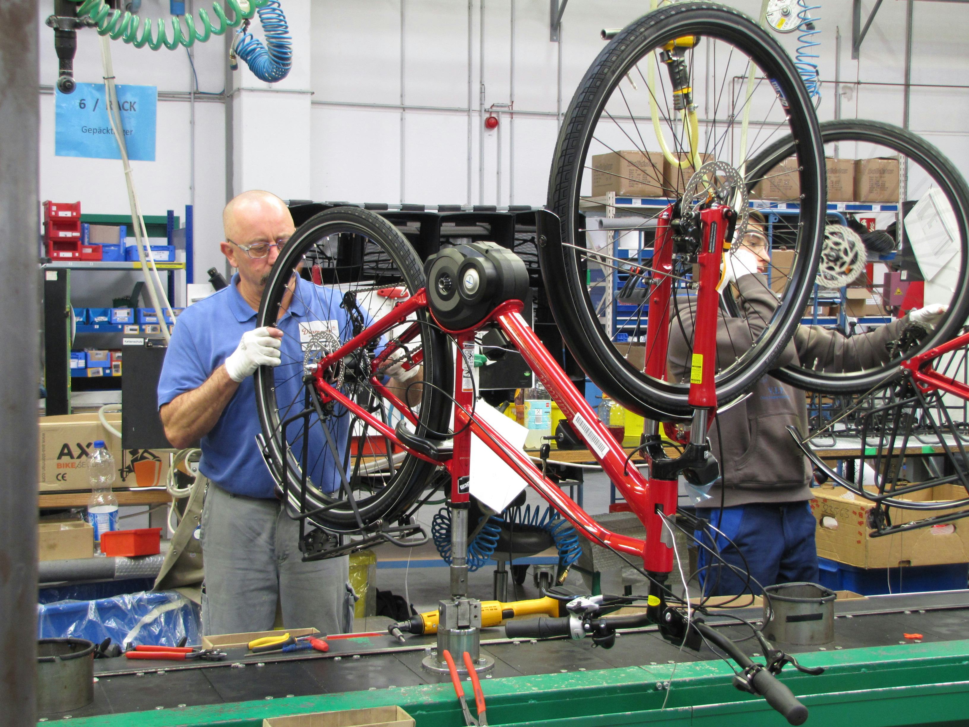 Trek的Hartmannsdorf製造工廠有兩條生產線,其中有一條專門製造電動自行車。-Photo Bike Europe