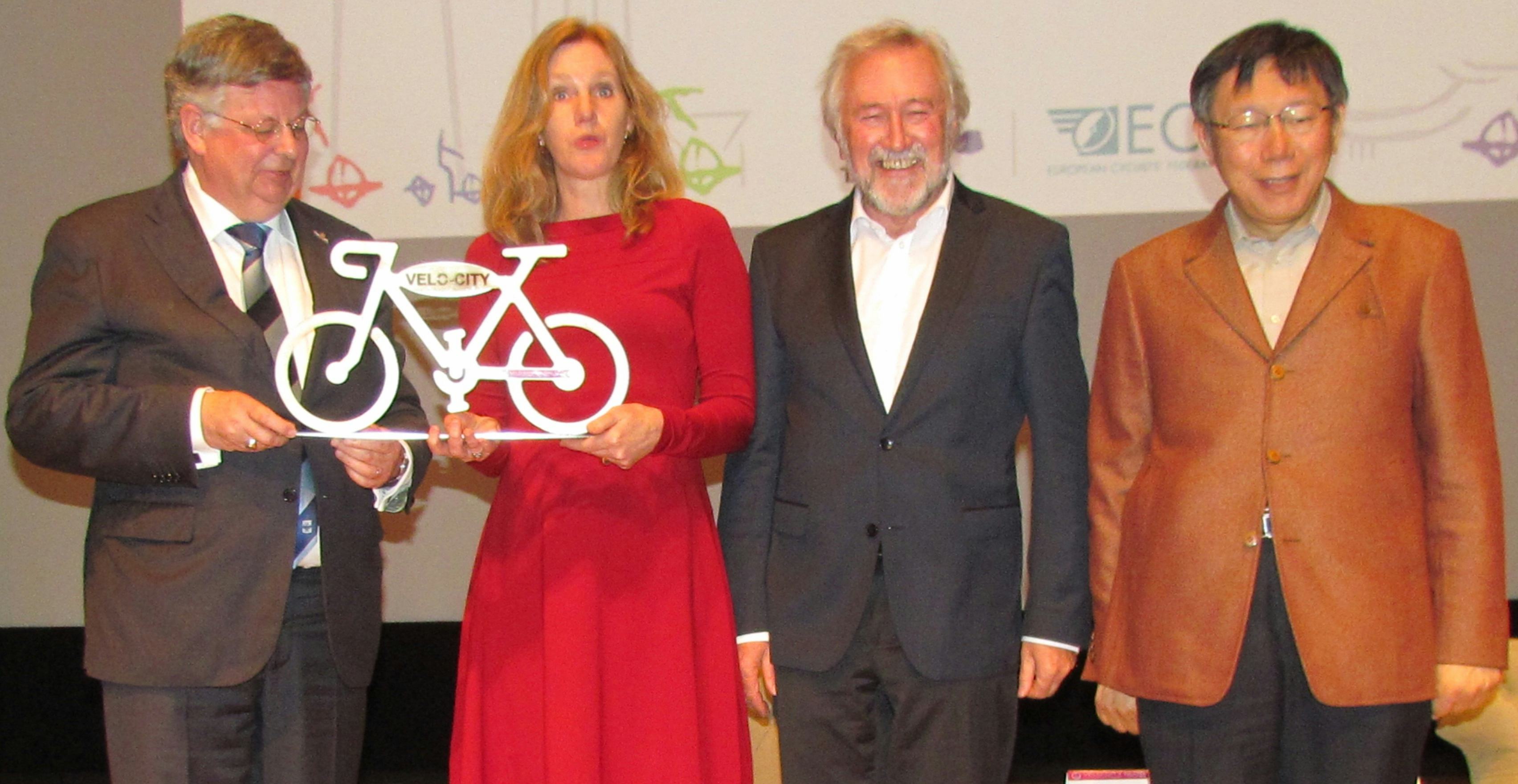 2017年自行車全球城市大會由荷蘭阿納姆市和奈梅亨市聯合主辦。荷蘭阿納姆市市長Herman Kaiser(左)與奈梅亨市副市長Harriet Tiements由ECF主席Manfred Neun和台北市長柯文哲手中接下了自行車全球城市大會的精神象徵。-Photo Bike Europe