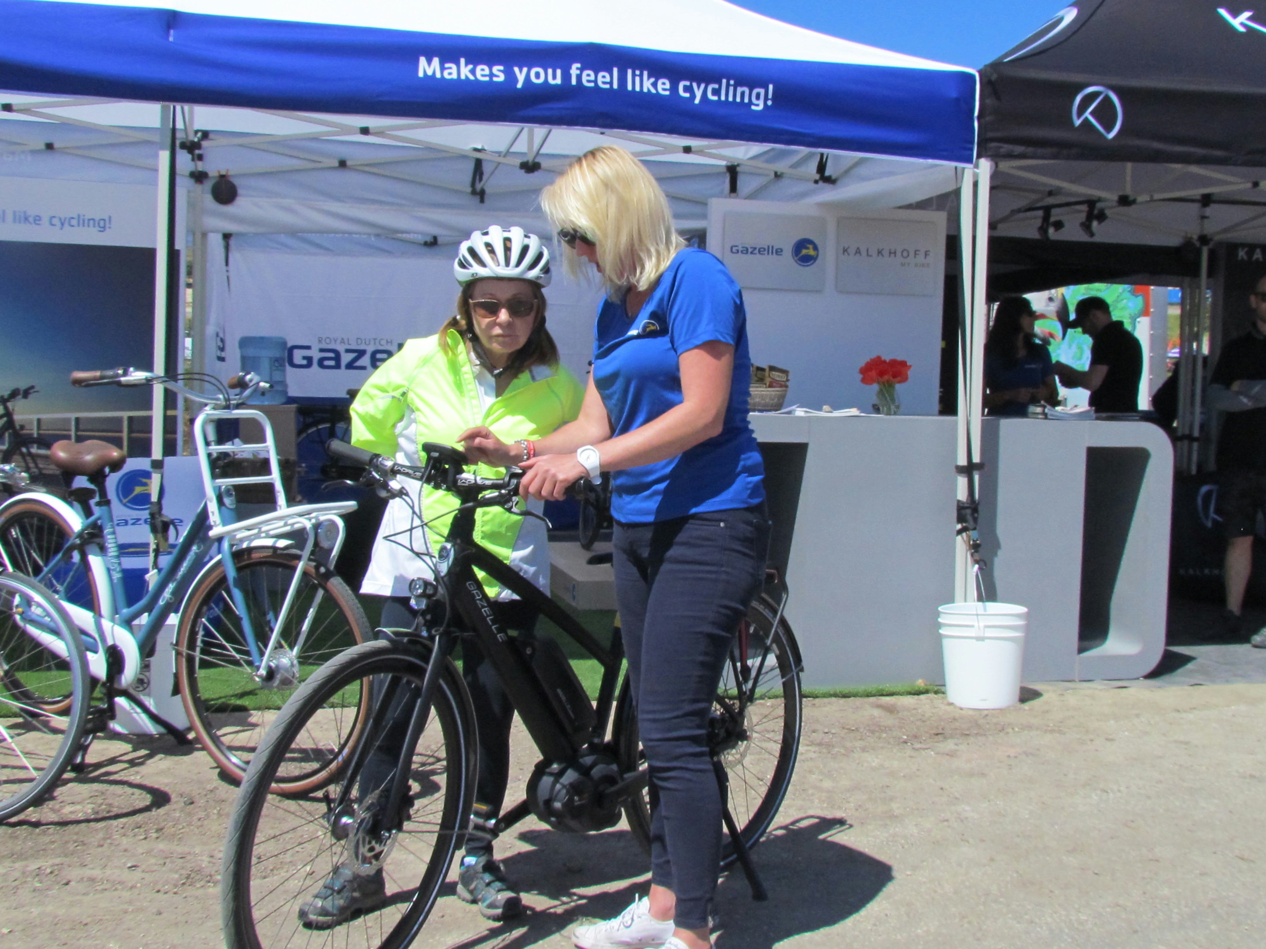 Pon Bike旗下自行車品牌之一的Gazelle在美國西雅圖展展出其城市風格的電動自行車。並可提供試騎服務。-Photo Bike Europe