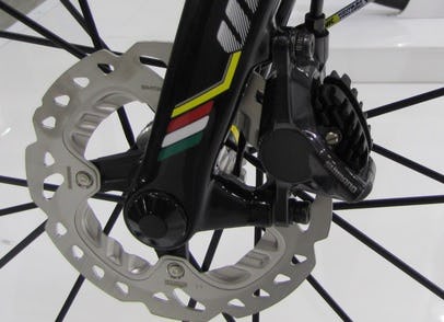 在Movistar車隊車手Francisco Ventoso於星期日Paris-Roubaix古典賽中受傷後,UCI就做出了決定。-Photo Bike Europe