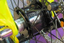 Neco’s hub power generator for charging smart phones and other electronics when cycling. – Photo Bike Europe
