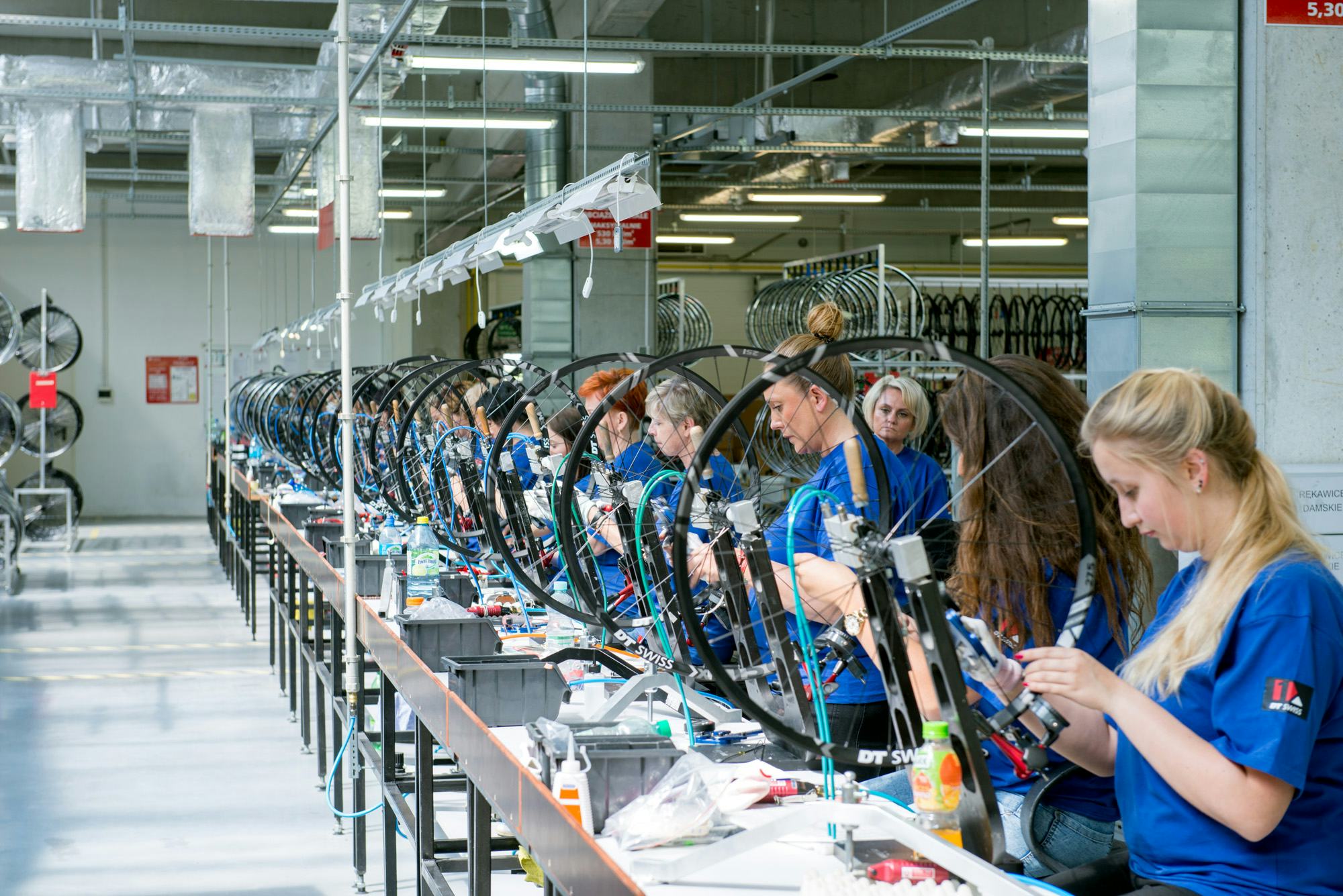 Also at the new working places in Poland all DT Swiss wheels will be entirely hand built. – Photo DT Swiss