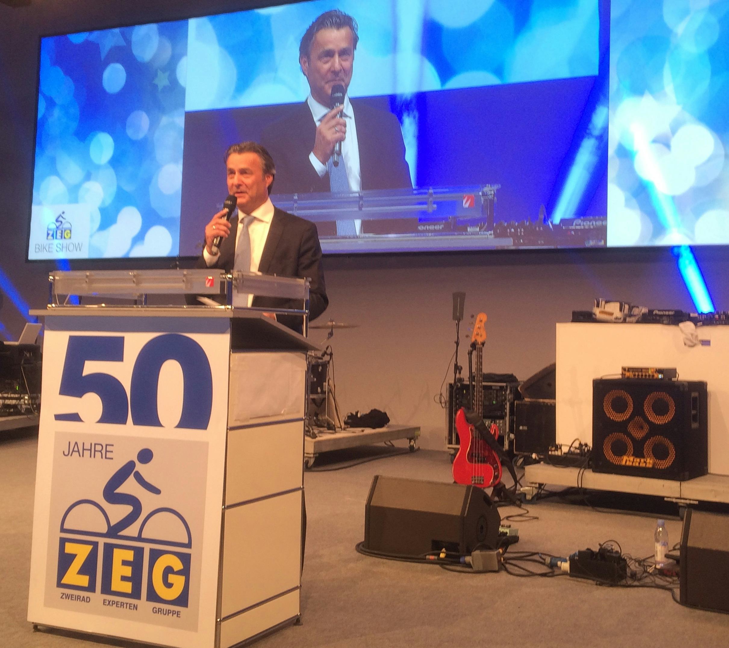 ZEG MD Georg Honkomp welcomes about 1,500 industry guests at the dinner party during the opening night of the dealer event. – Photo Bike Europe