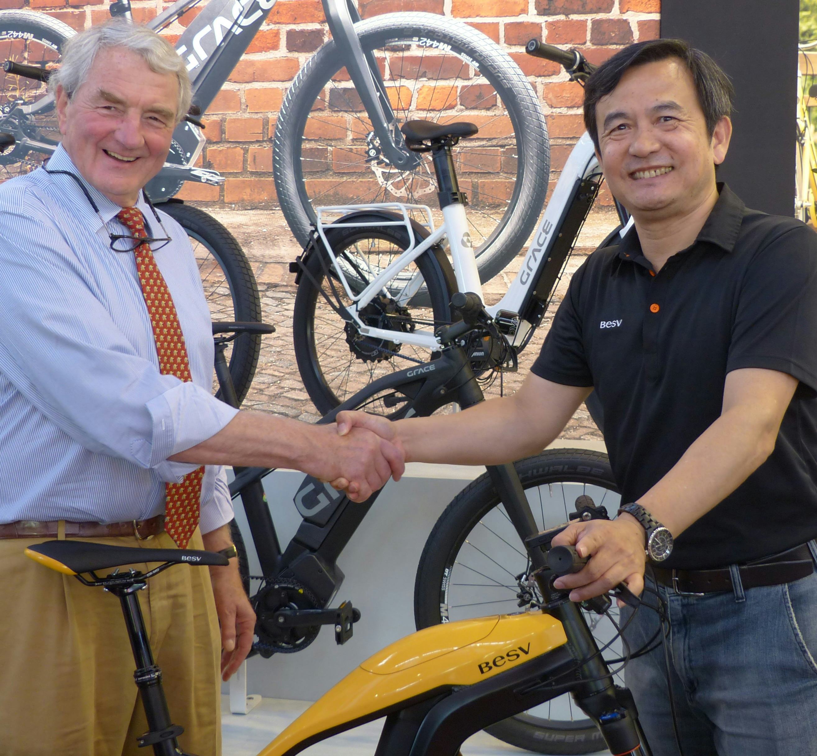 Darfon’s e-bike President Andy Su (r) and MIFA owner and CEO Heinrich von Nathusius shaking hands on their strategic partnership. – Photo Bike Europe