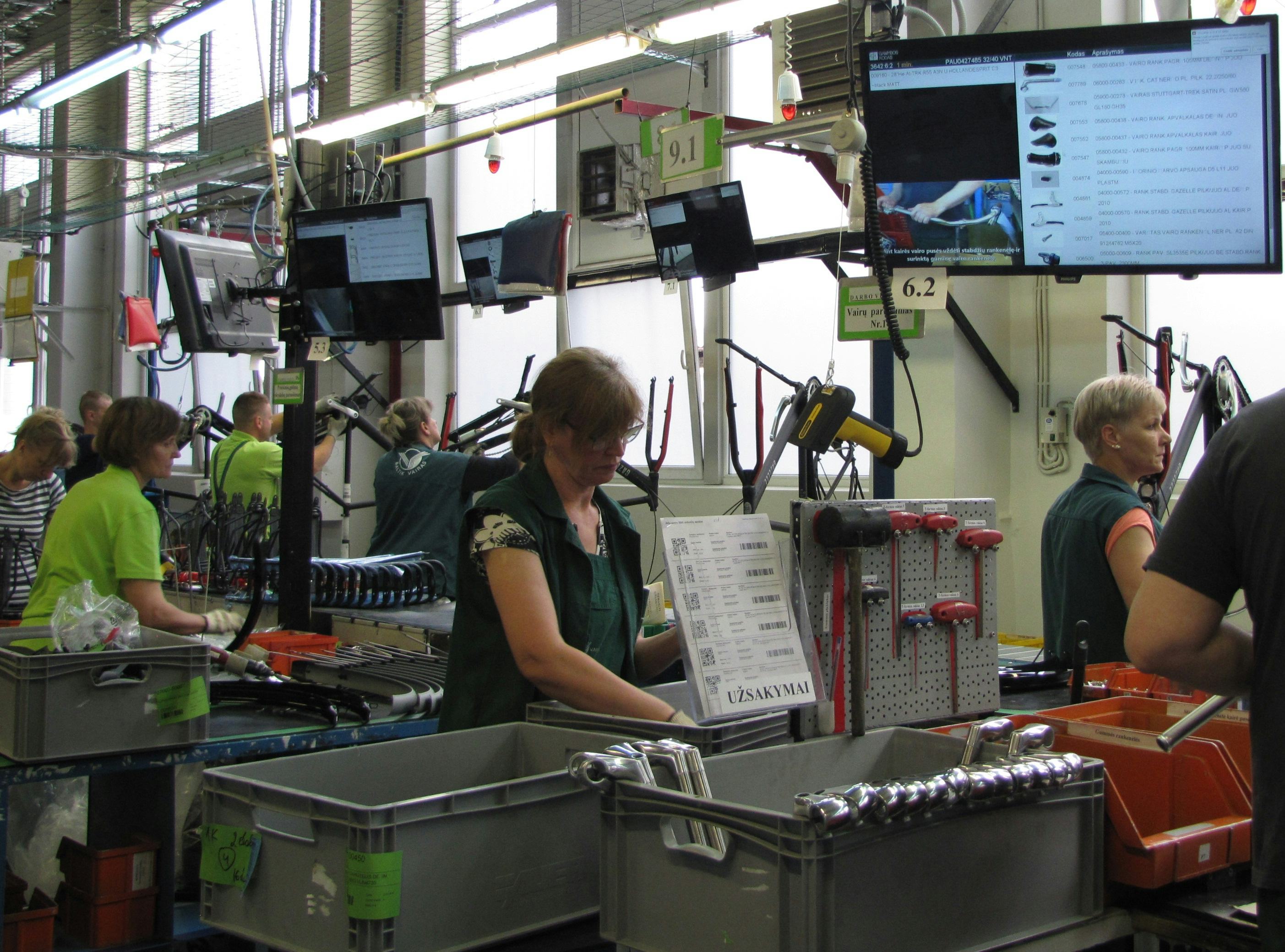 At Baltic Vairas each working station is fully paperless which resulted in a 20% increase in efficiency. - Photos Bike Europe