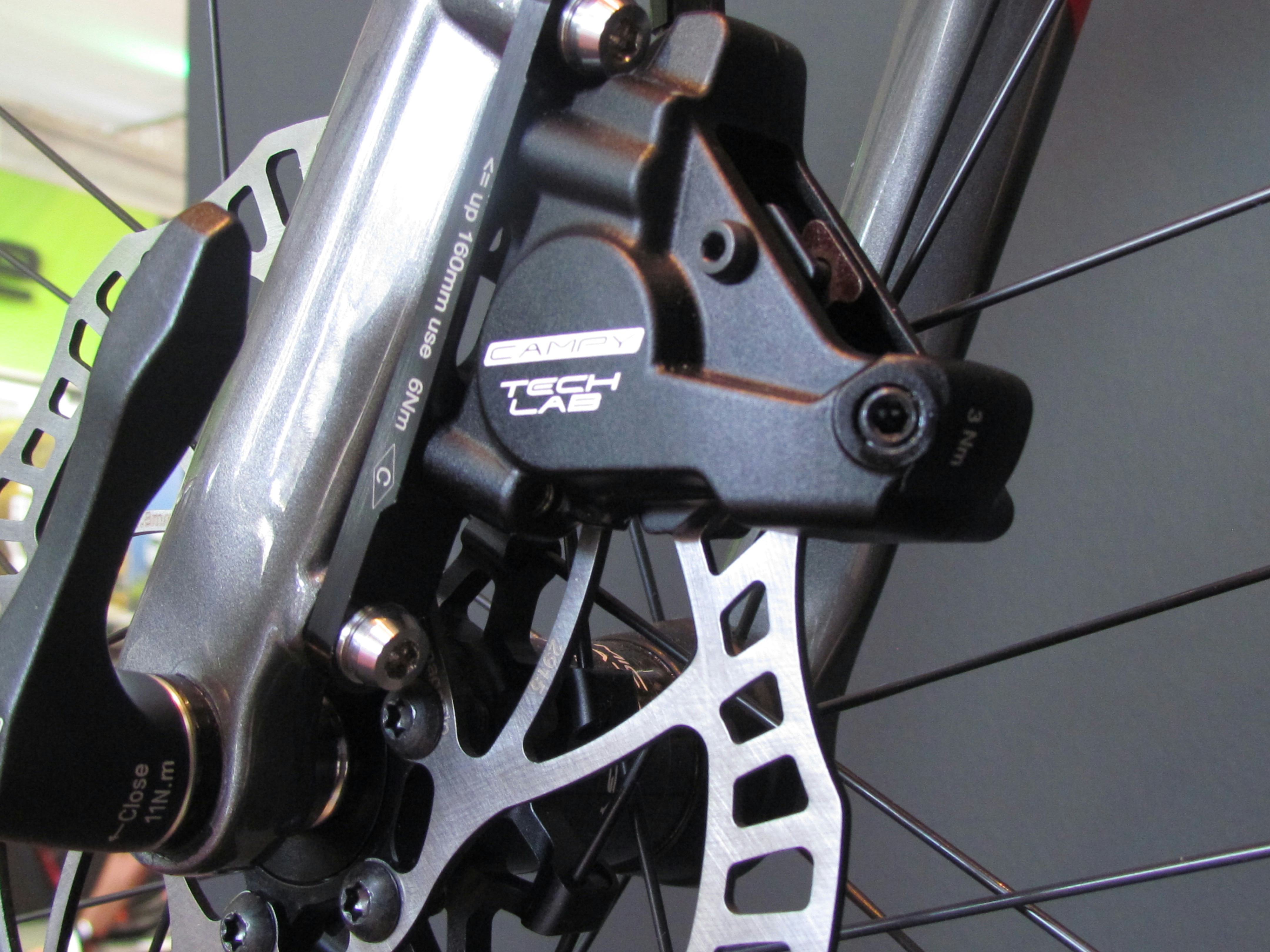 The UCI is not planning to resume allowing disc brake use in the peloton until the teams agree. – Photo Bike Europe