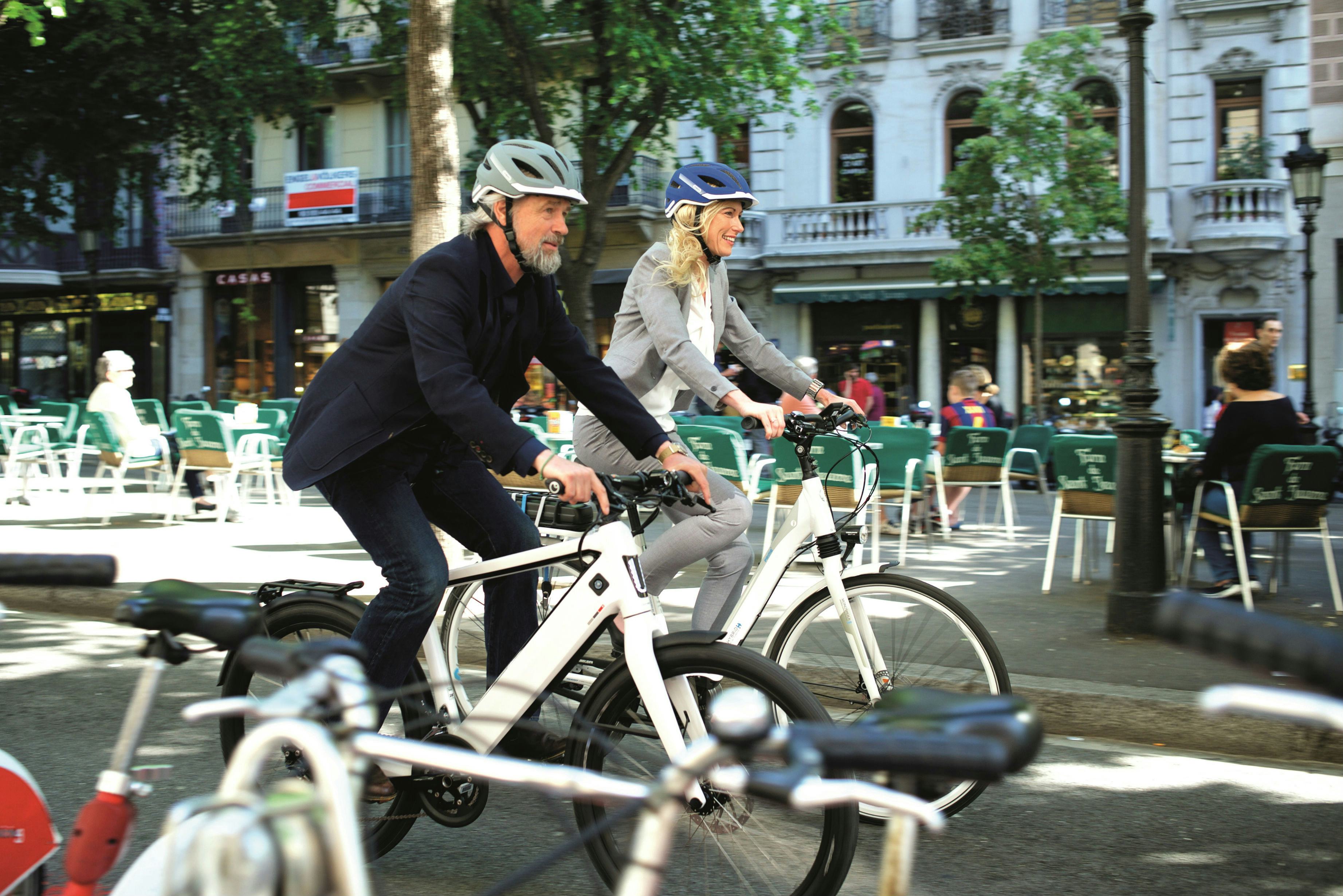 The speed e-bike helmet looks like a regular bicycle helmet, including the ventilation vents. – Photo Bike Europe